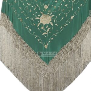 Mantón de manila en seda natural, bordado a mano y fleco anudado a mano.