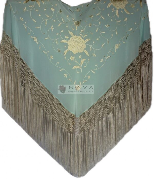 Mantón de manila en seda natural, bordado a mano y fleco anudado a mano.